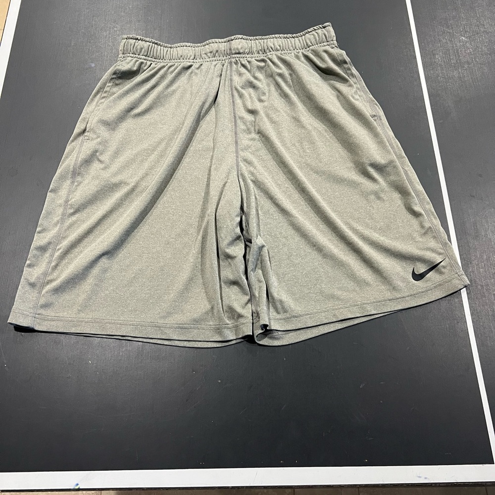 Nike mens drifit shorts size XL